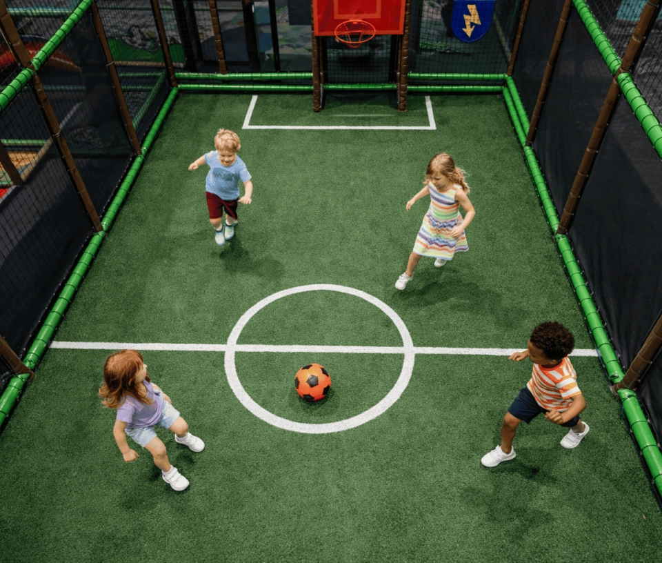 terrain de foot et basket avec enfants en train de jouer au ballon