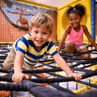 Espace Mini Aventurier avec enfants jouant dans une aire de jeux