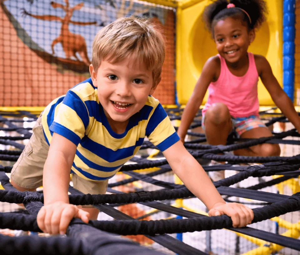 Espace Mini Aventurier avec enfants jouant dans une aire de jeux
