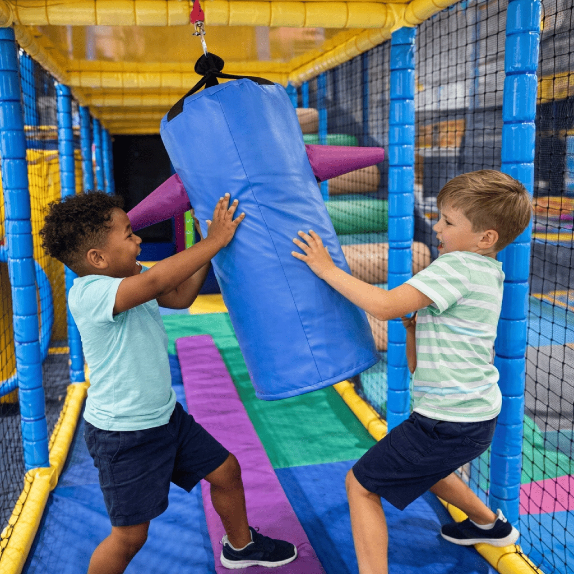 Deux enfants jouant à la pinata dans une aire de jeux pour enfants