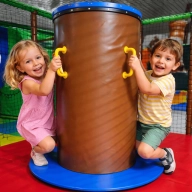 Deux enfants jouant au Tourniquet