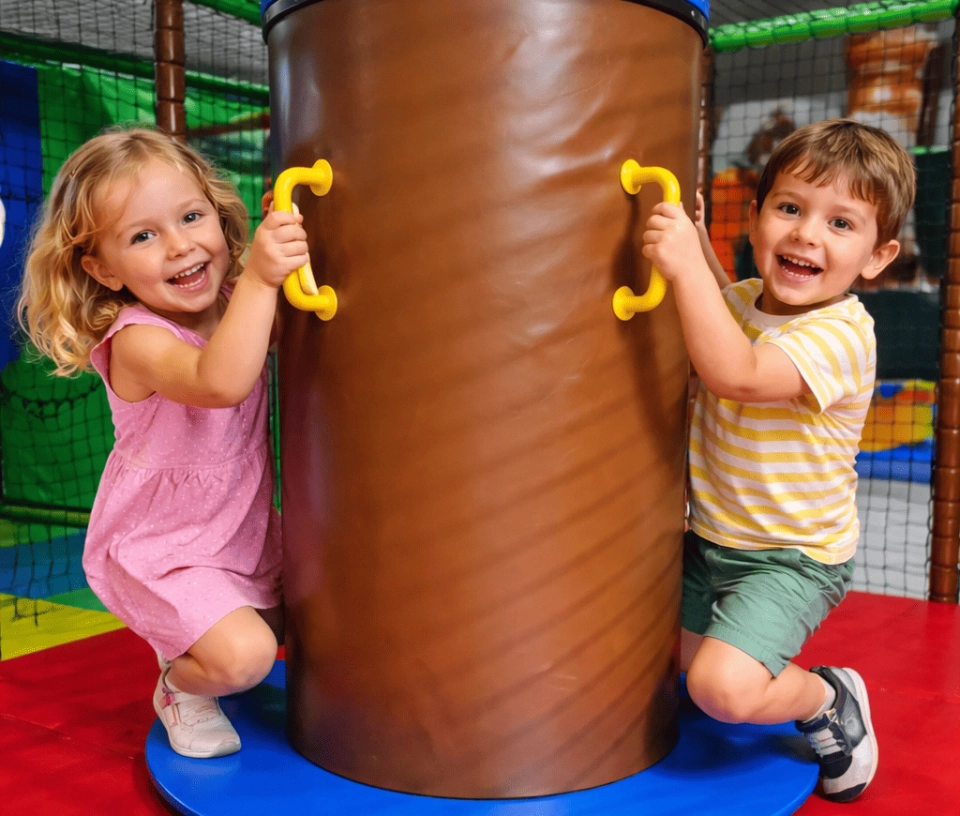 Deux enfants jouant au Tourniquet