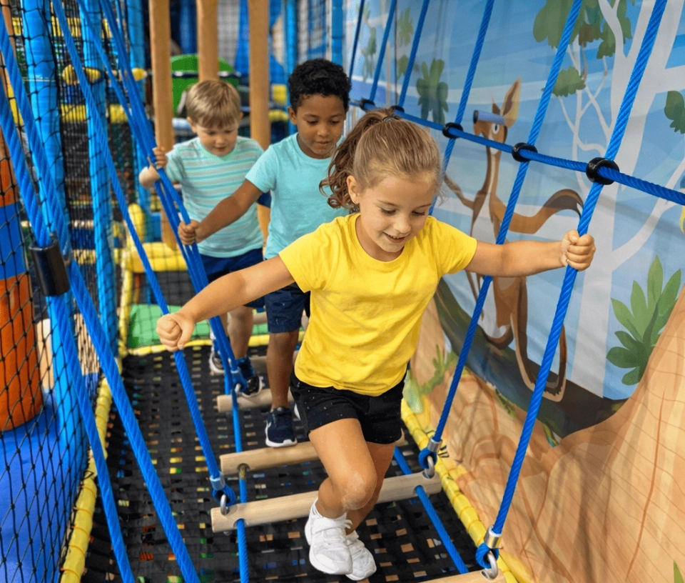 Trois enfants franchissant le petit pont