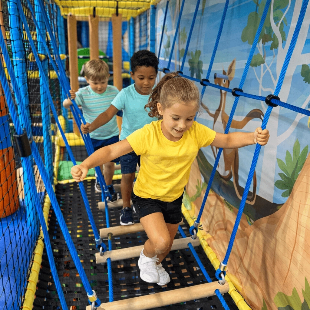 Trois enfants franchissant le petit pont
