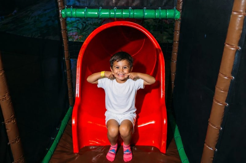 petit garçon grimace tobogan parc de jeux pour enfants
