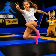 Adolescente sautant dans un parc de trampolines
