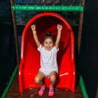 petite fille grimace tobogan parc de jeux pour enfants