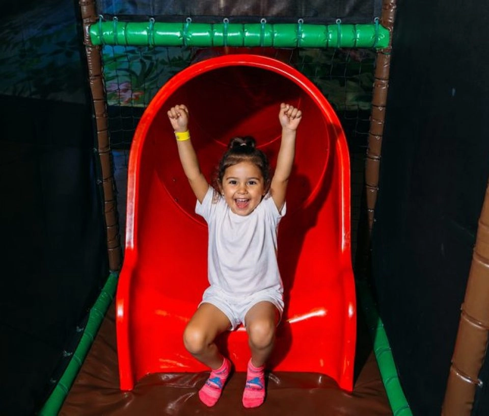 petite fille grimace tobogan parc de jeux pour enfants