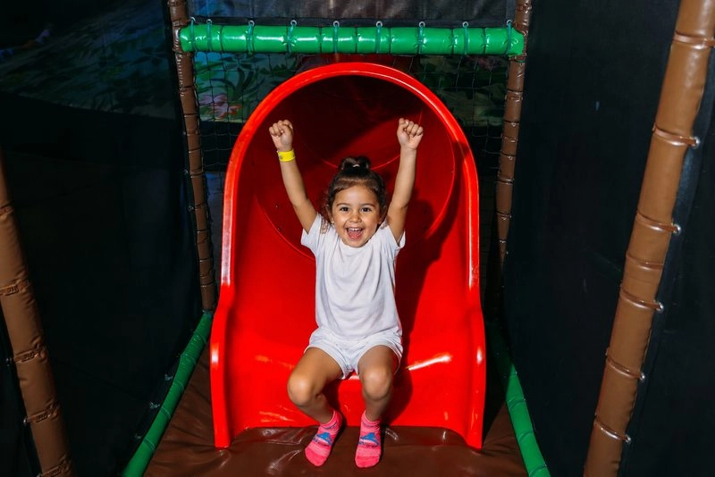 petite fille grimace tobogan parc de jeux pour enfants