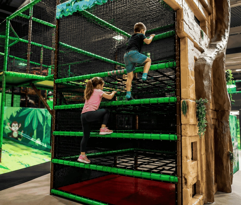 Tour élastique deux enfants grimpant