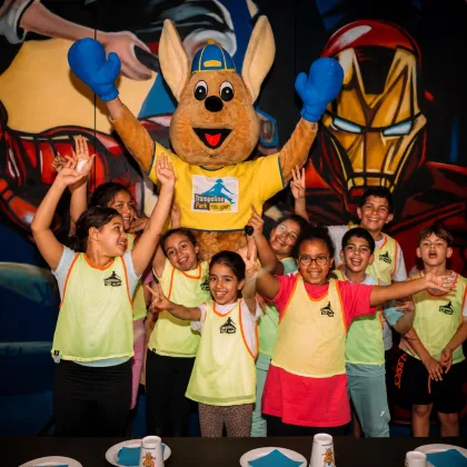 Photo de groupe avec plusieurs enfants souriants