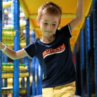 Jeune garçon dans un Espace Mini Aventurier