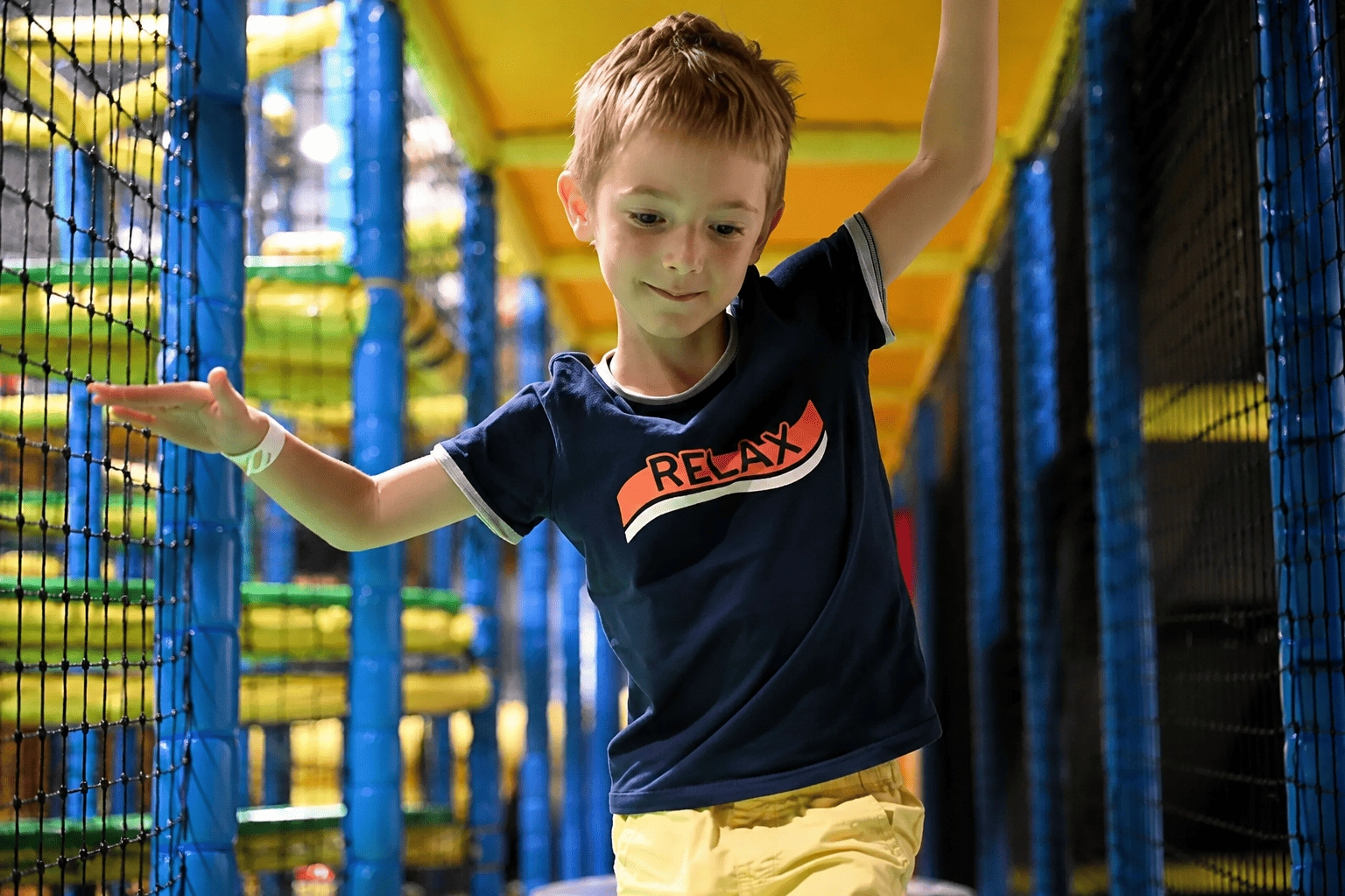 Jeune garçon dans un Espace Mini Aventurier