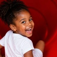 petite fille souriante toboggan parc enfant