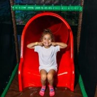 petite fille grimace tobogan parc de jeux pour enfants
