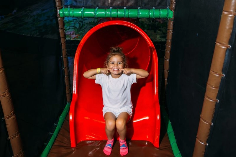 petite fille grimace tobogan parc de jeux pour enfants