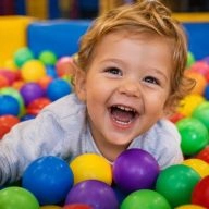 piscine à balle enfant sourire