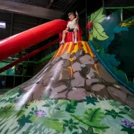 Enfant volcan parc de jeux interieur pouce en l'air