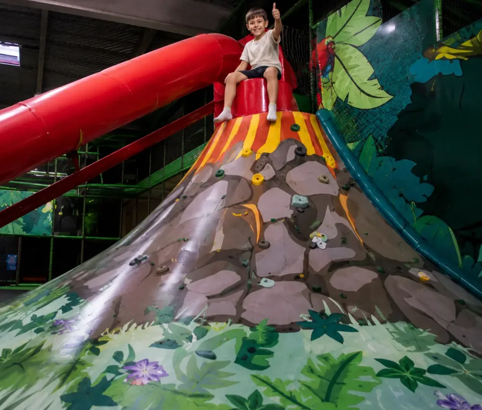 Enfant volcan parc de jeux interieur pouce en l'air