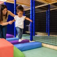 parcours obstacles dans aire de jeux interieur you kids