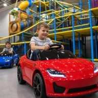 deux enfants conduite Zone voiture électrique