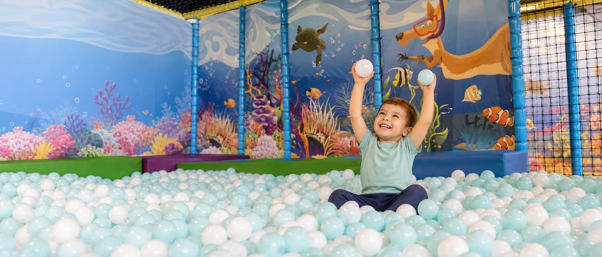 enfant sourire piscine balle jeux