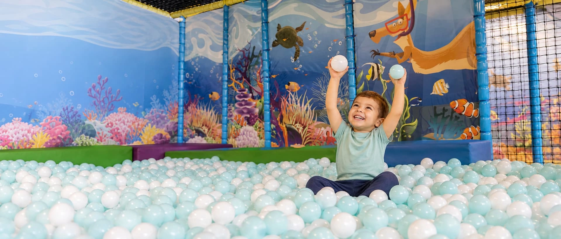 enfant sourire piscine balle jeux