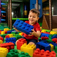 Enfant jouant au lego XXL