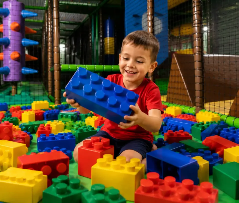 Enfant jouant au lego XXL