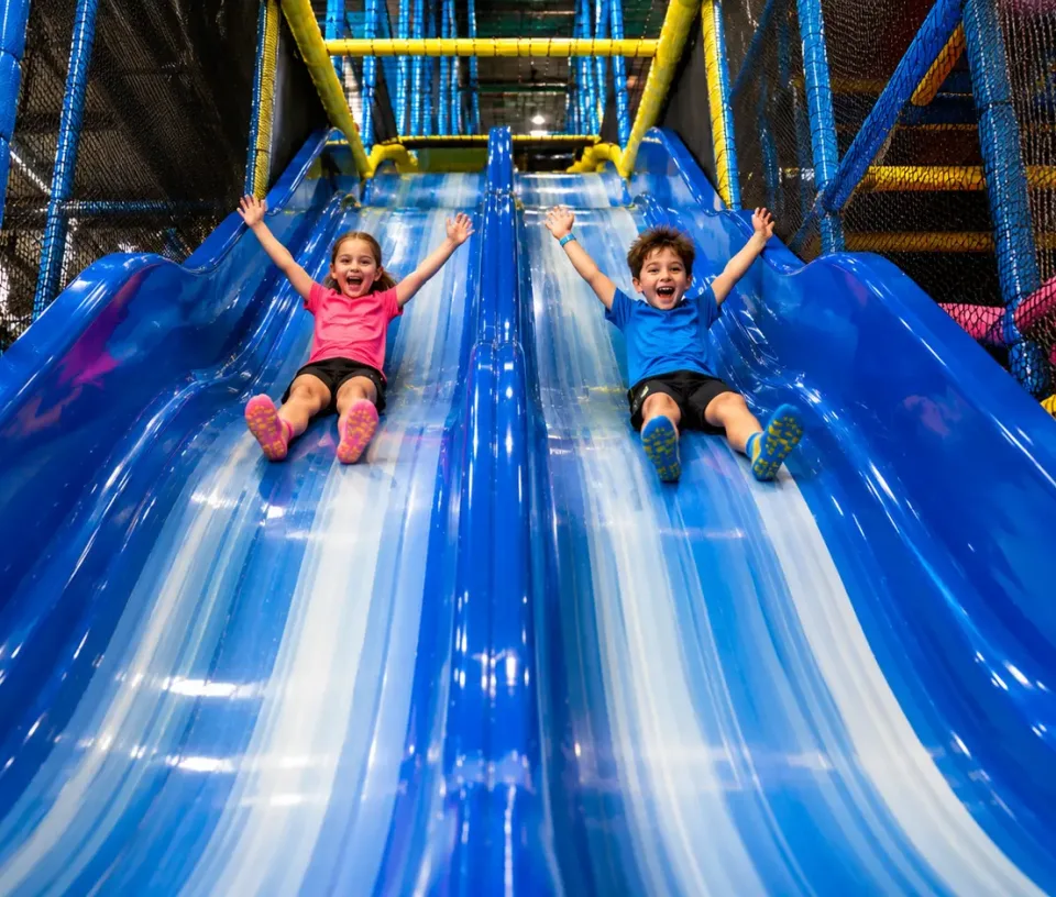 Deux enfants toboggan sourire