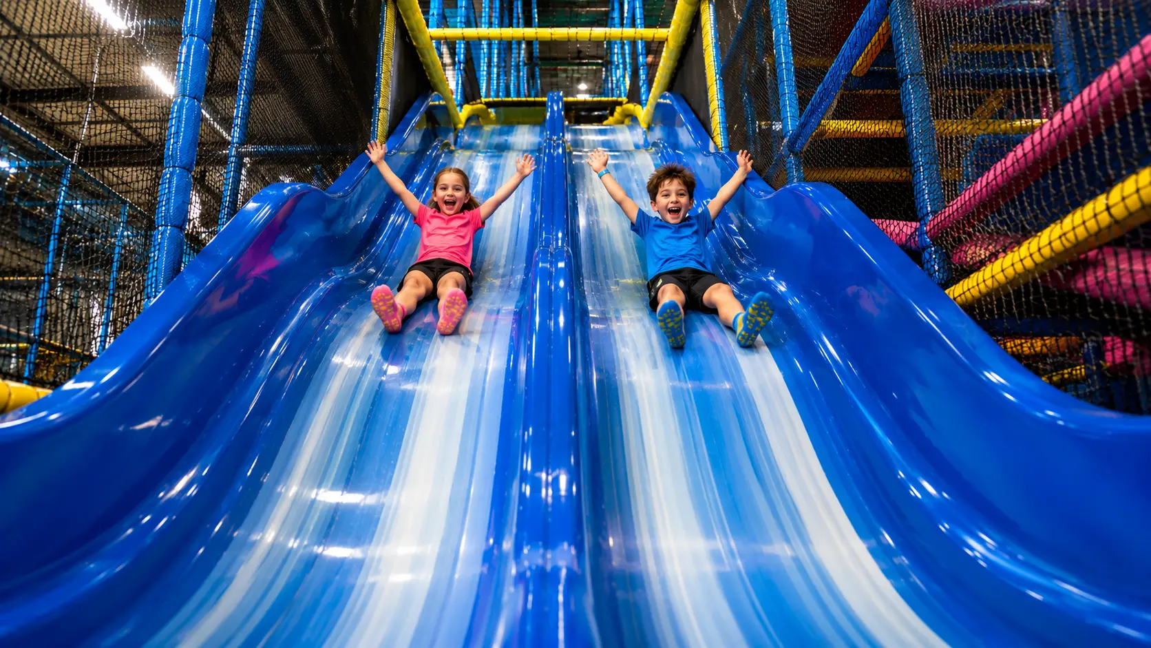 Deux enfants toboggan sourire