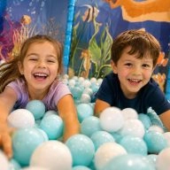Deux enafants souriants piscine à balles