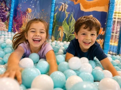 Deux enafants souriants piscine à balles