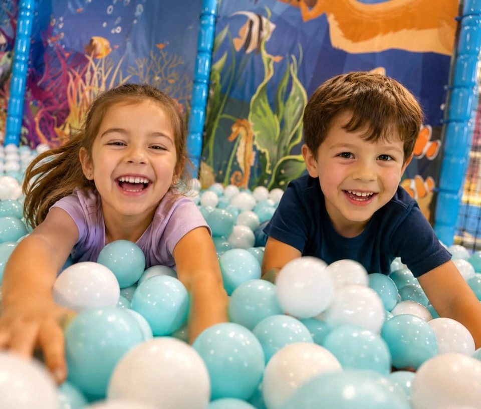 Deux enafants souriants piscine à balles