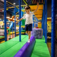 jeune enfant en équilibre sur poutre espace mini aventurier