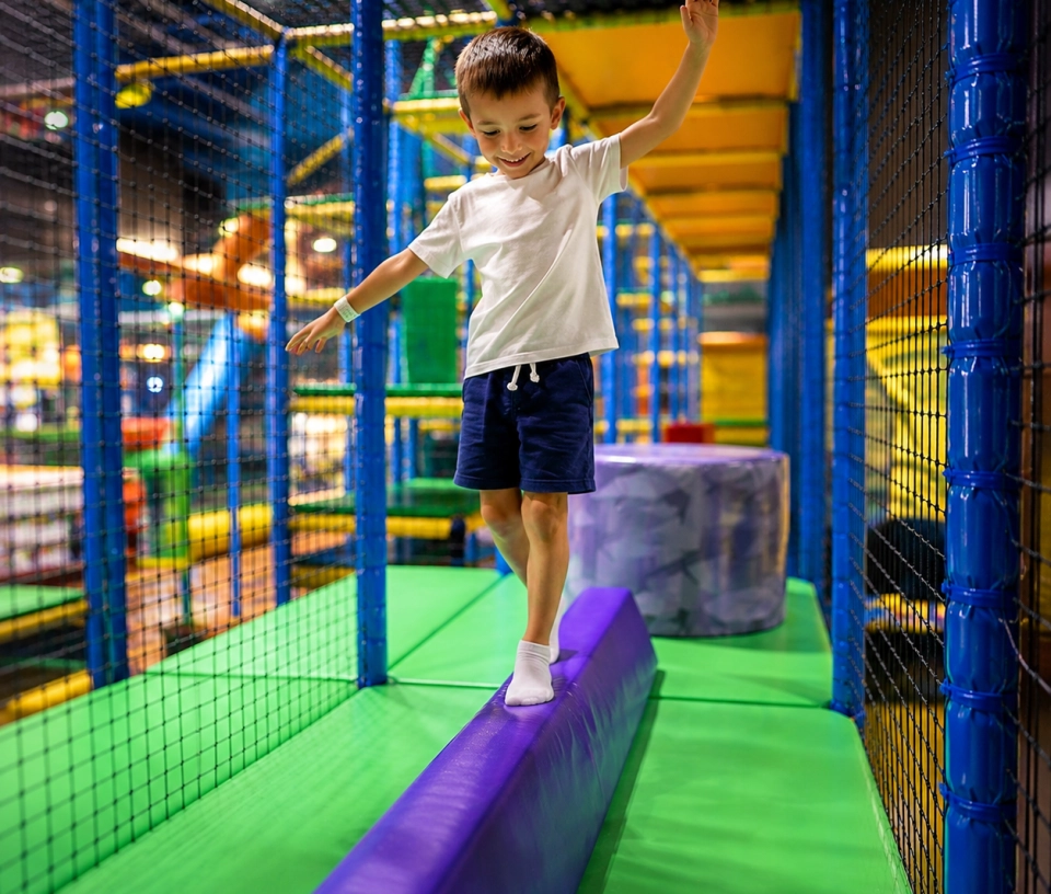 jeune enfant en équilibre sur poutre espace mini aventurier