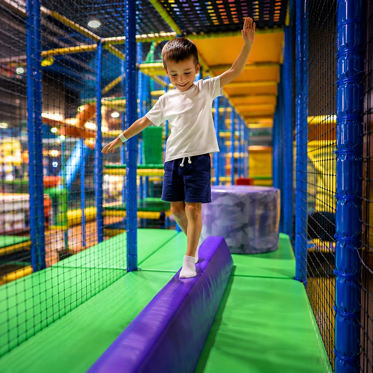 jeune enfant en équilibre sur poutre espace mini aventurier