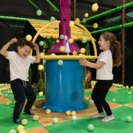 deux enfants fontaine à balles jeu you kids