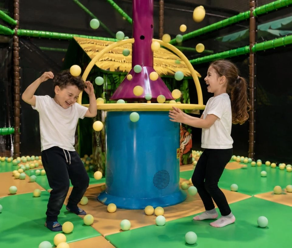deux enfants fontaine à balles jeu you kids