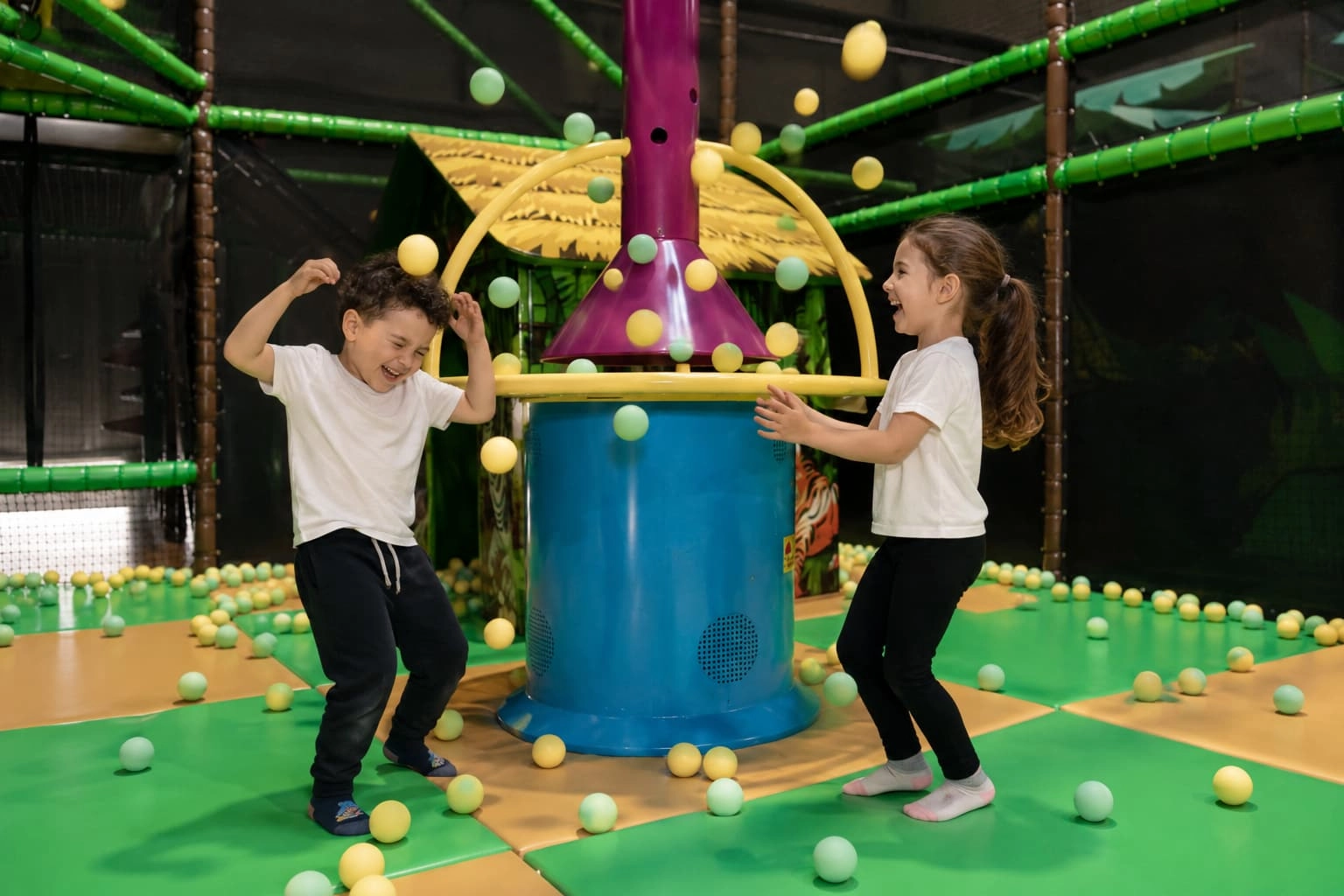 deux enfants fontaine à balles jeu you kids