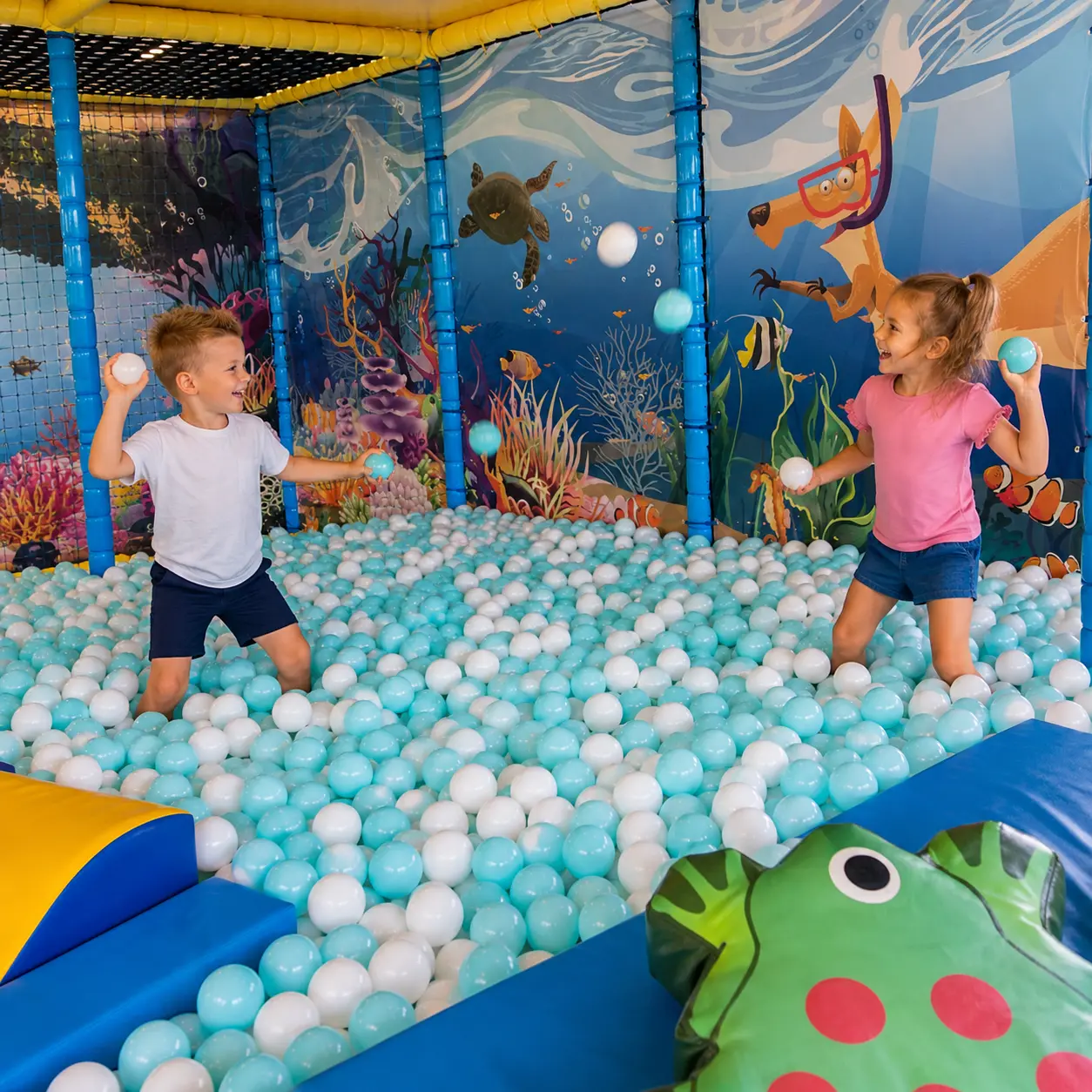 deux enfants jeu piscine à balle aire de jeux