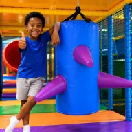 enfant souriant pinata aire de jeux
