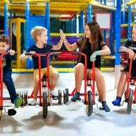 Circuit à vélo dans un parc de jeux pour enfants